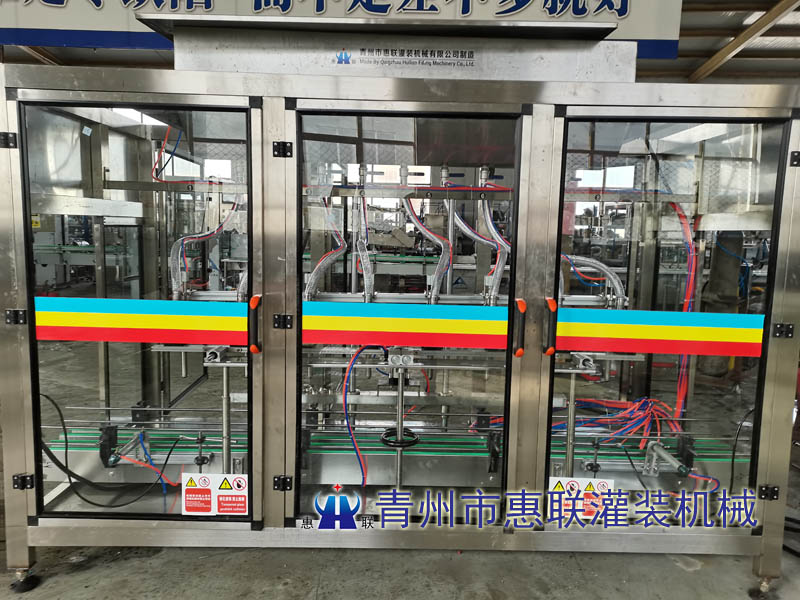 大桶汽車尾氣處理液灌裝機(jī)